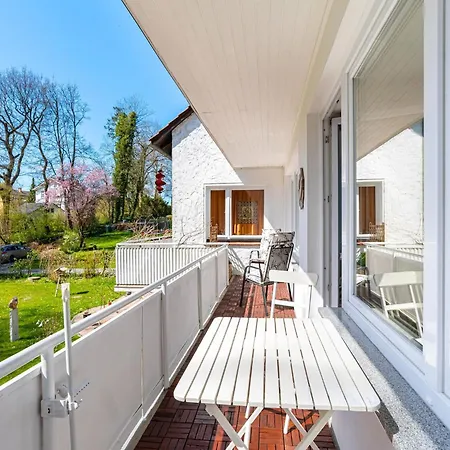 Lakeside Comfort With Balcony, Cleaning Included Appartement